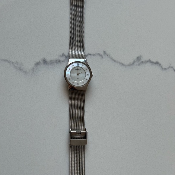 Skagen Silver Mesh Women's Watch: Mother of Pearl Face - Picture 3 of 5
